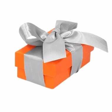 Afgeprijsde etalage versiering oranje cadeauverpakking doosje met zil