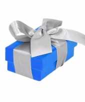 Afgeprijsde etalage versiering blauwe cadeauverpakking doosje met zilver strikje 8 cm