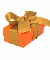 Afgeprijsde etalage versiering oranje cadeauverpakking doosje met goud strikje 8 cm