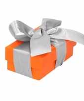 Afgeprijsde etalage versiering oranje cadeauverpakking doosje met zilver strikje 8 cm