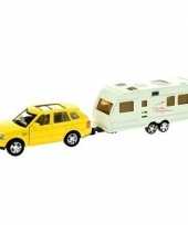 Afgeprijsde gele speelgoed auto met caravan aanhanger
