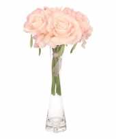 Afgeprijsde luxe kunst boeket met roze roosjes en glazen vaas