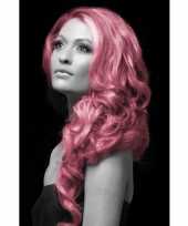 Busje met roze haarverf